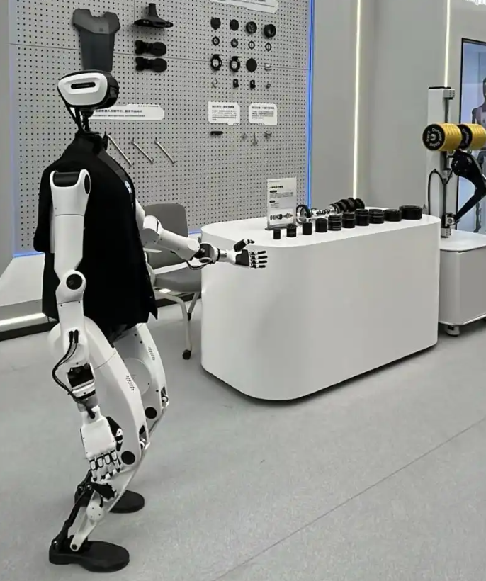 全国首个 北京人形机器人创新中心推出全自主无人化导览解决方案